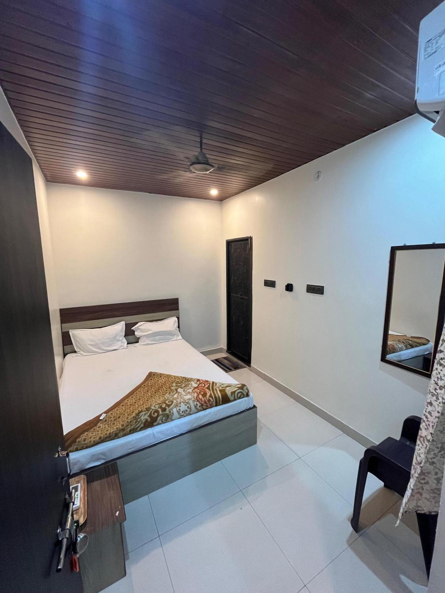 Gauri Kedareshwar Guest House พาราณสี ภายนอก รูปภาพ